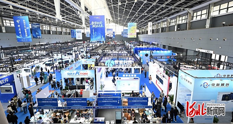 10月18日,2025中国国际数字经济博览会吸引了众多参观者。 河北日报记者 史晟全摄