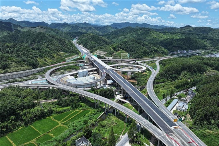 德上高速祁门至皖赣界段项目施工场景(资料图) 胡利龙/摄