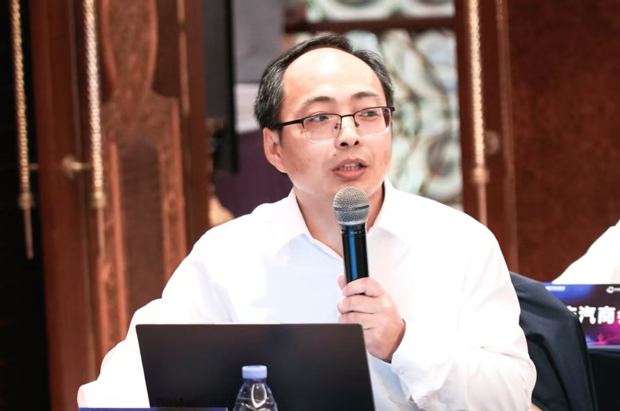 图：中国汽车工业协会汽车改装分会秘书长刘亚龙在会上发言，呼吁业界携手拥抱智能化浪潮，共建规范、创新、共赢的产业新生态