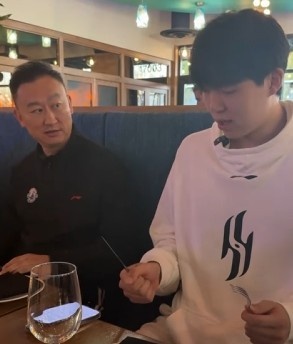 左手拿刀还是右手拿刀？刘维伟小考杨瀚森：米奇筷子用得挺好