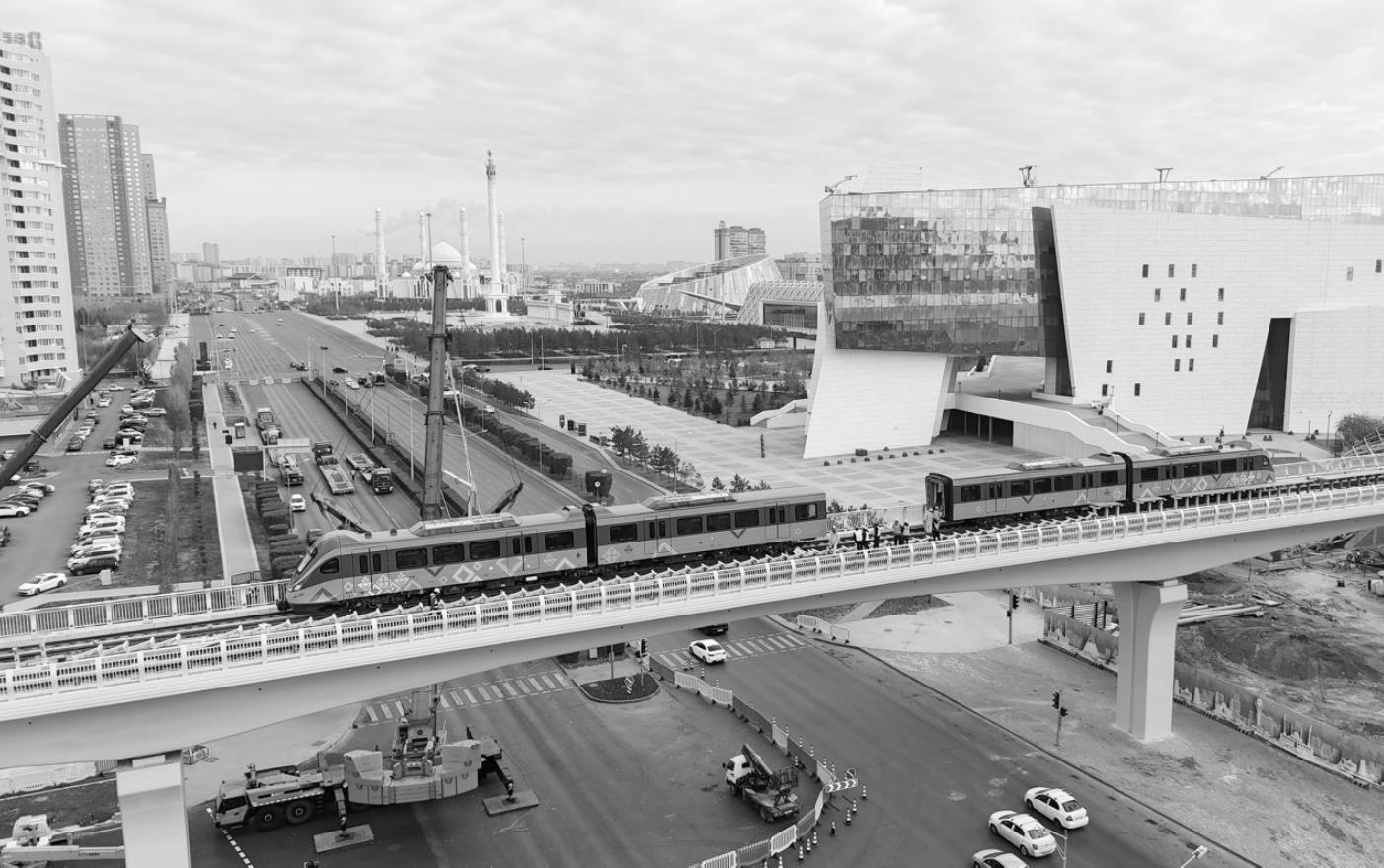 哈萨克斯坦首都轻轨项目吊装列车