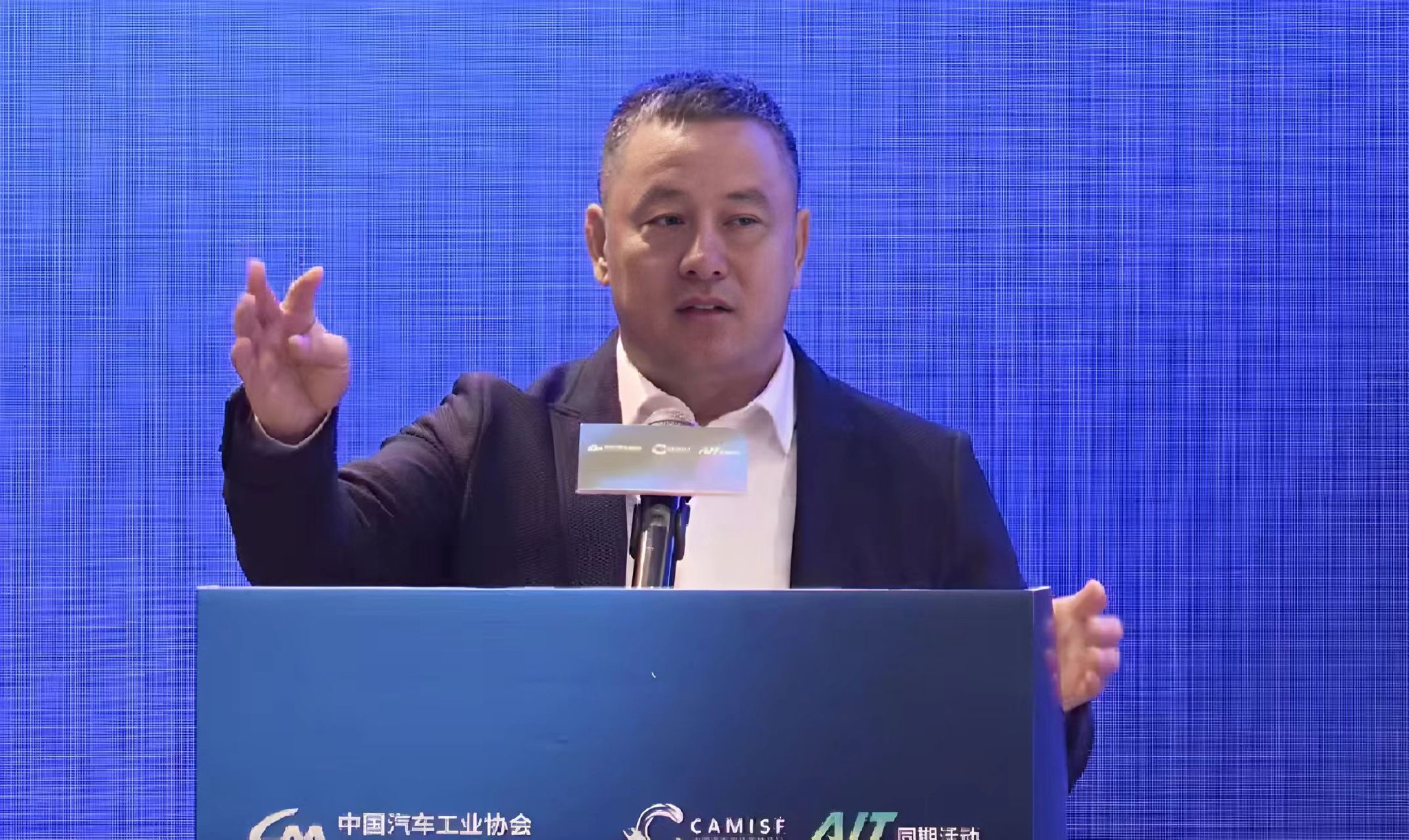 图：中国汽车工业协会汽车改装分会理事长、雅森国际总裁谢宇发表演讲，呼吁产业链上下游协同共建，构建汽车改装产业共赢新生态