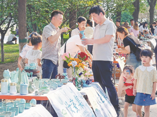 青年汝瓷工匠在“汝瓷集”现场向市民讲解汝瓷鉴赏知识  平报融媒记者 王尧 摄
