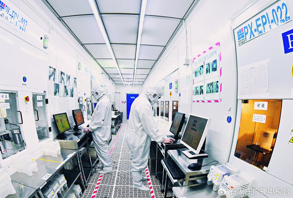 普兴电子技术人员正在生产自主研发的硅外延片产品。记者 张 震 摄