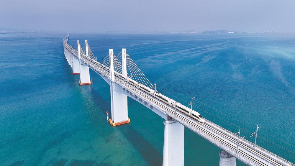 列车经过福厦高铁线上的湄洲湾跨海大桥。邹碧峰 摄