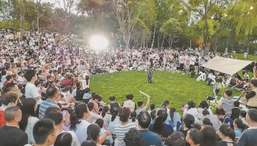 白龟湖畔·草坪音乐会座无虚席  平报融媒记者 王尧 摄