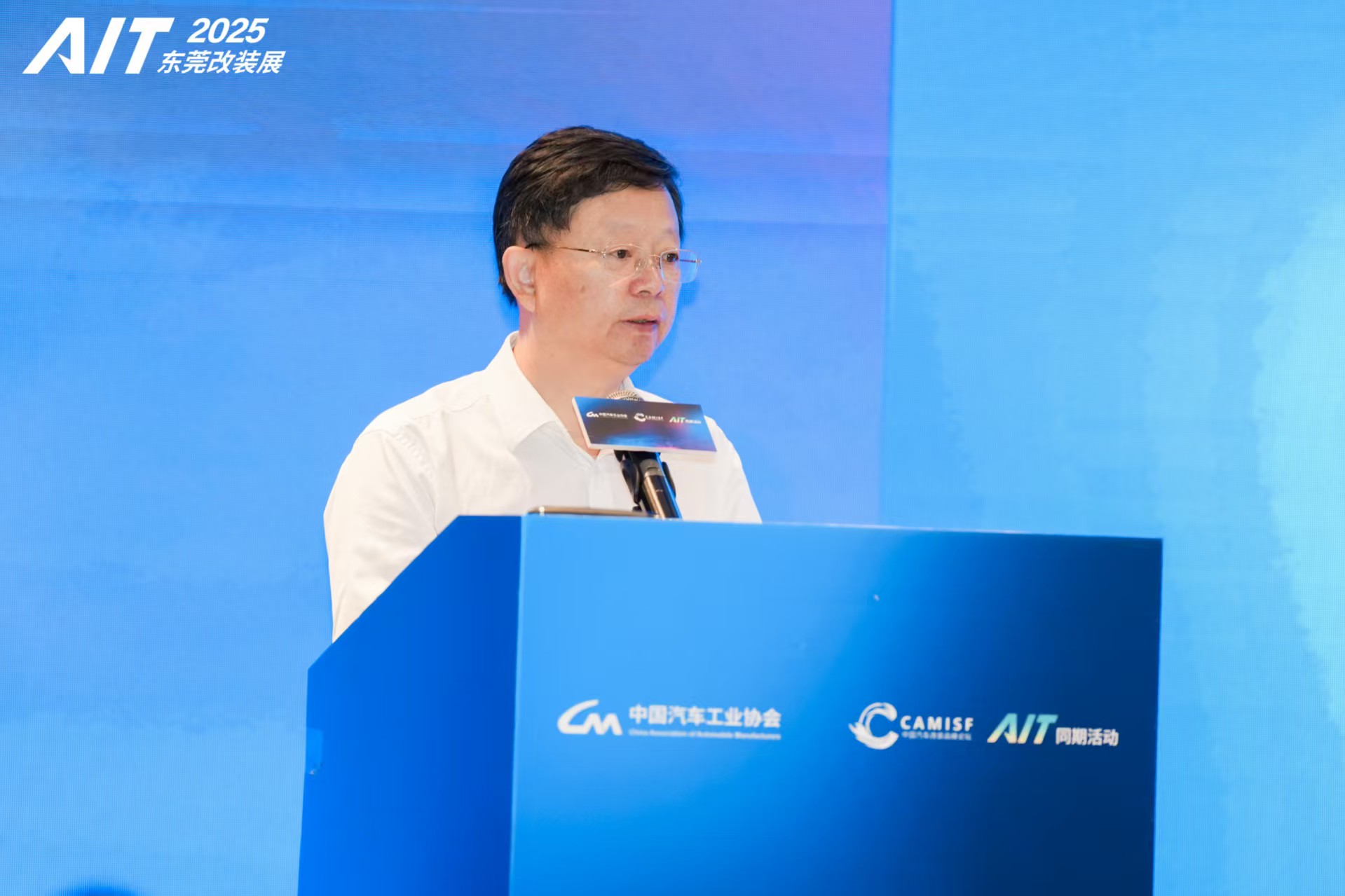 图：中国汽车工业协会副秘书长杨中平发表致辞，强调了汽车改装产业对激发内需潜力的重要意义