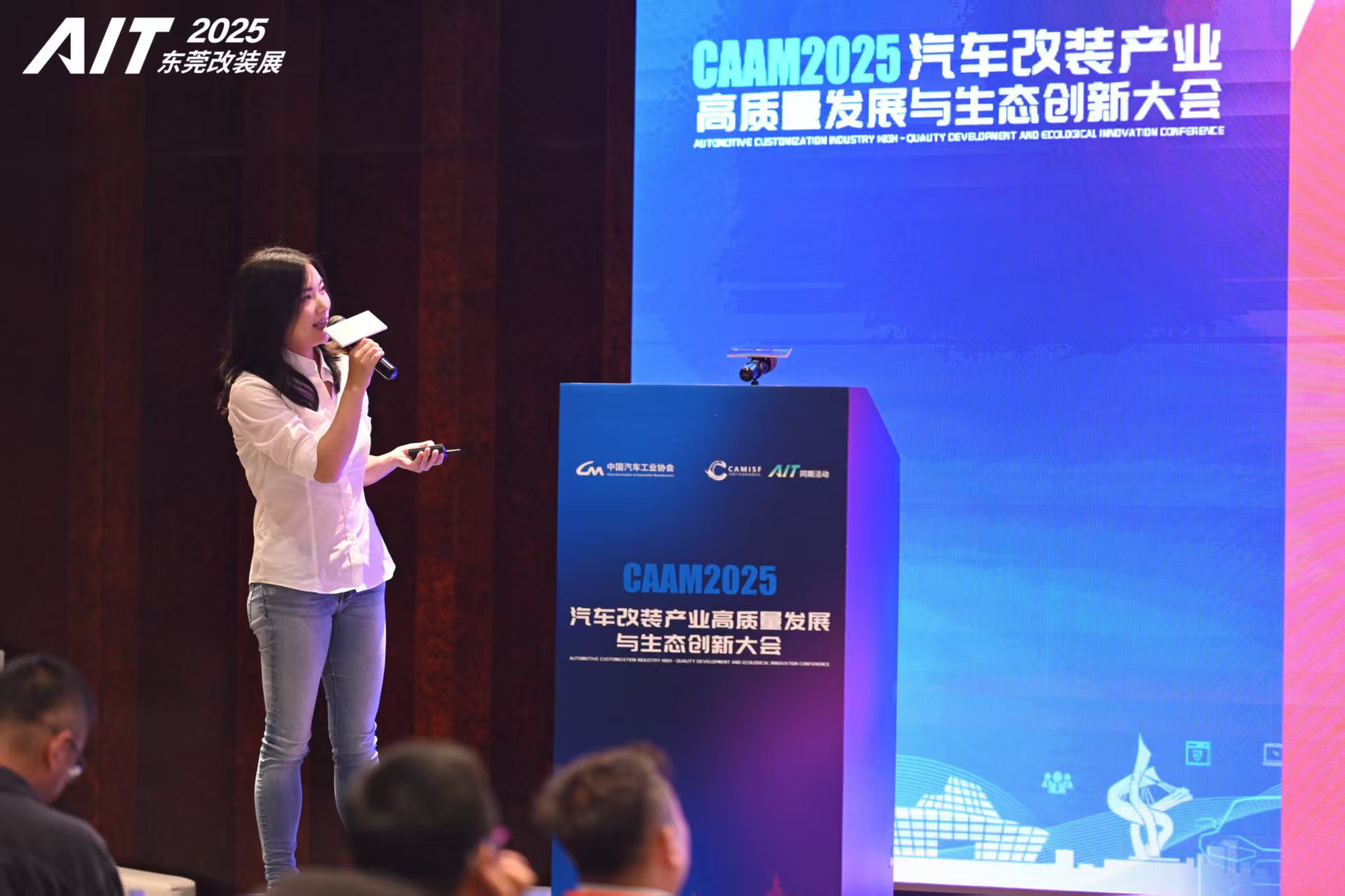 图：艾巴赫亚太区副总经理顾菁发表演讲，分享德国企业在汽车悬挂系统领域的创新经验与全球化运营模式