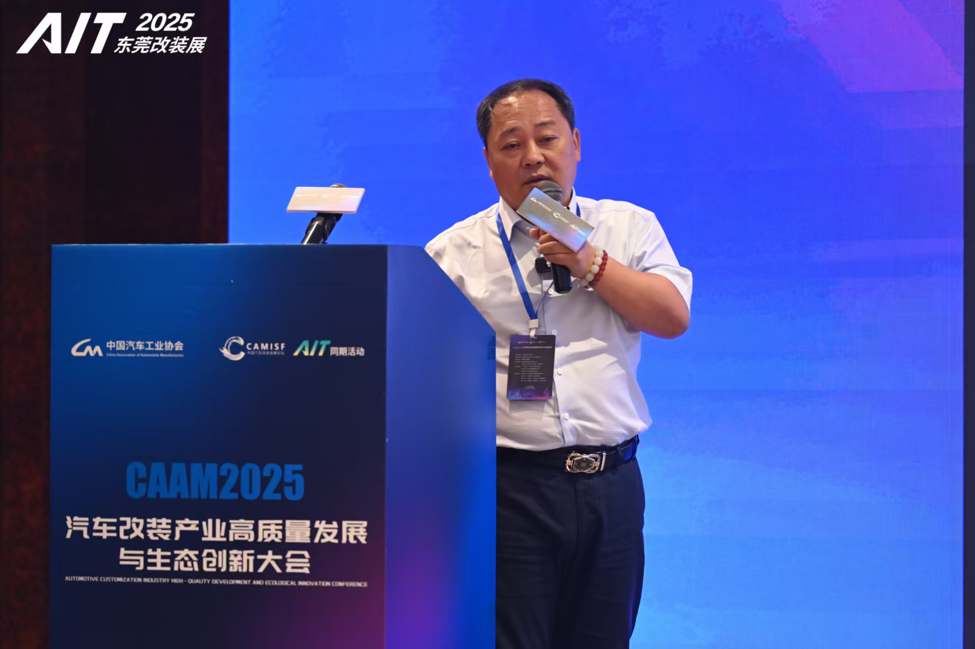 图：重庆骏玺总经理冯艳云在发表演讲，分享新能源汽车底盘护板行业标准建设与实践经验