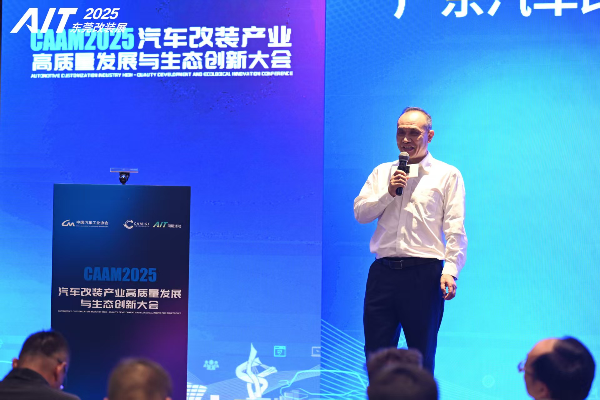 图：广东省汽车行业协会秘书长郑钦发表演讲，分享大湾区汽车改装产业发展优势及协同创新路径