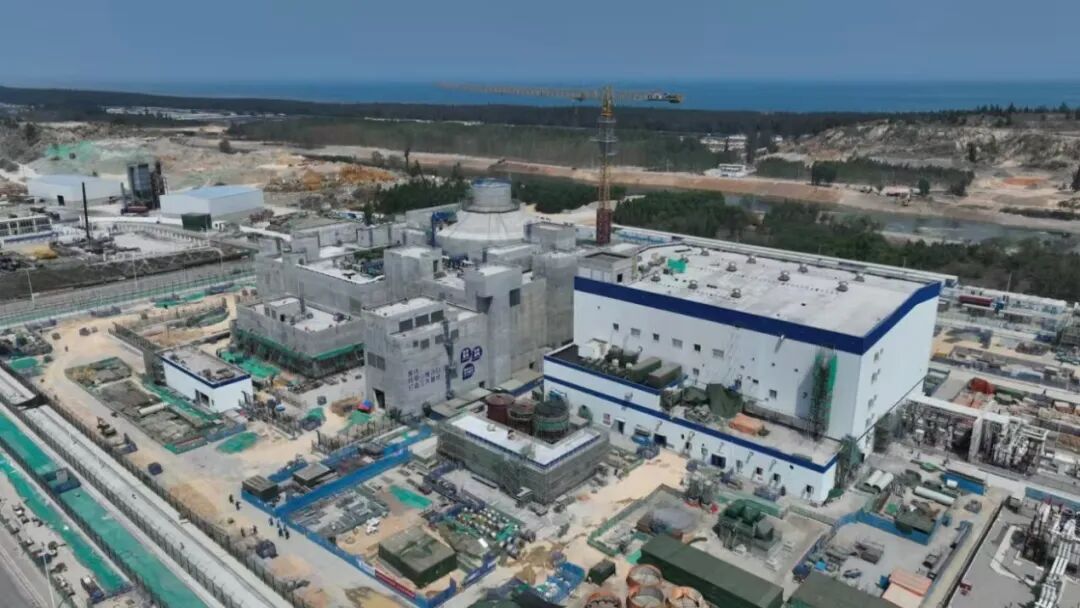 图为全球首个陆上商用模块化的小型核反应堆“玲龙一号”外景