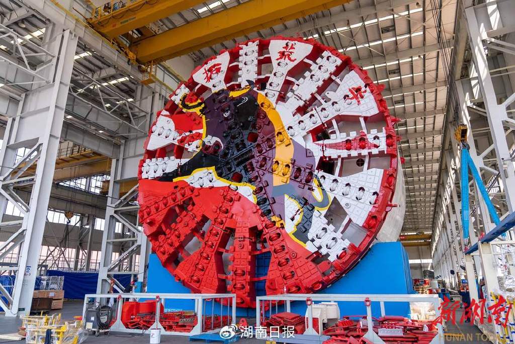 (铁建重工工厂内正在进行组装的盾构机 。图源新湖南)