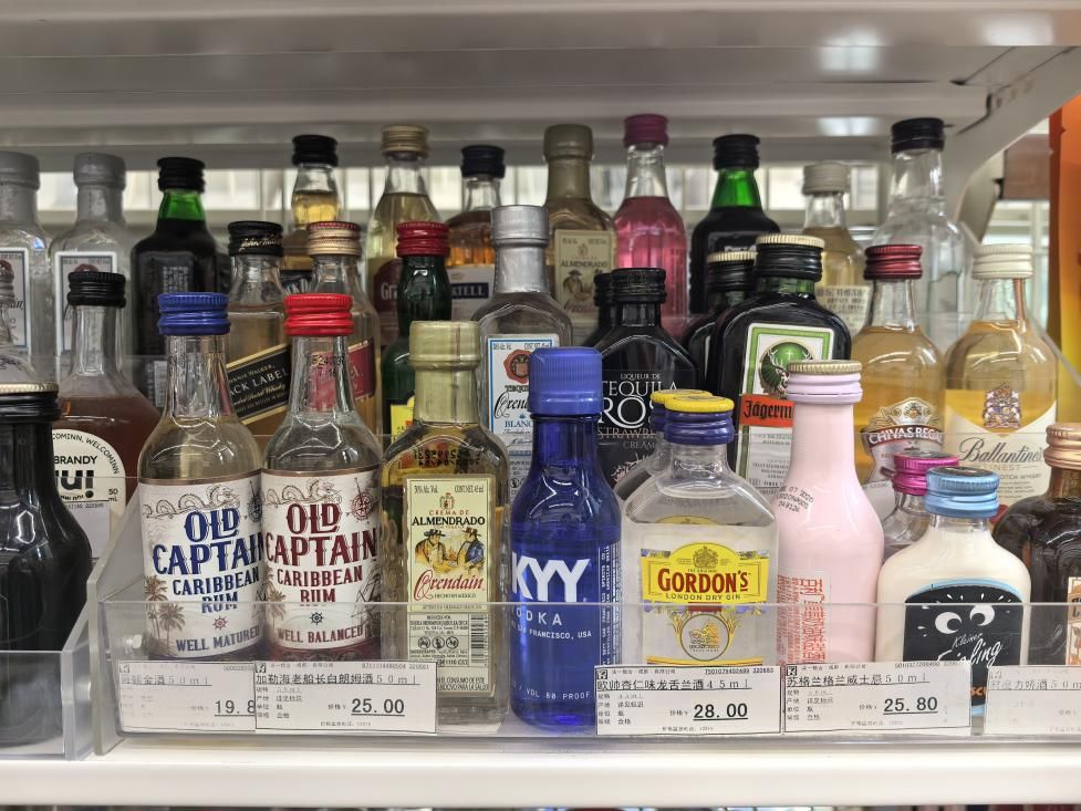 超市货架上售卖的小瓶酒，每经记者 温梦华 摄