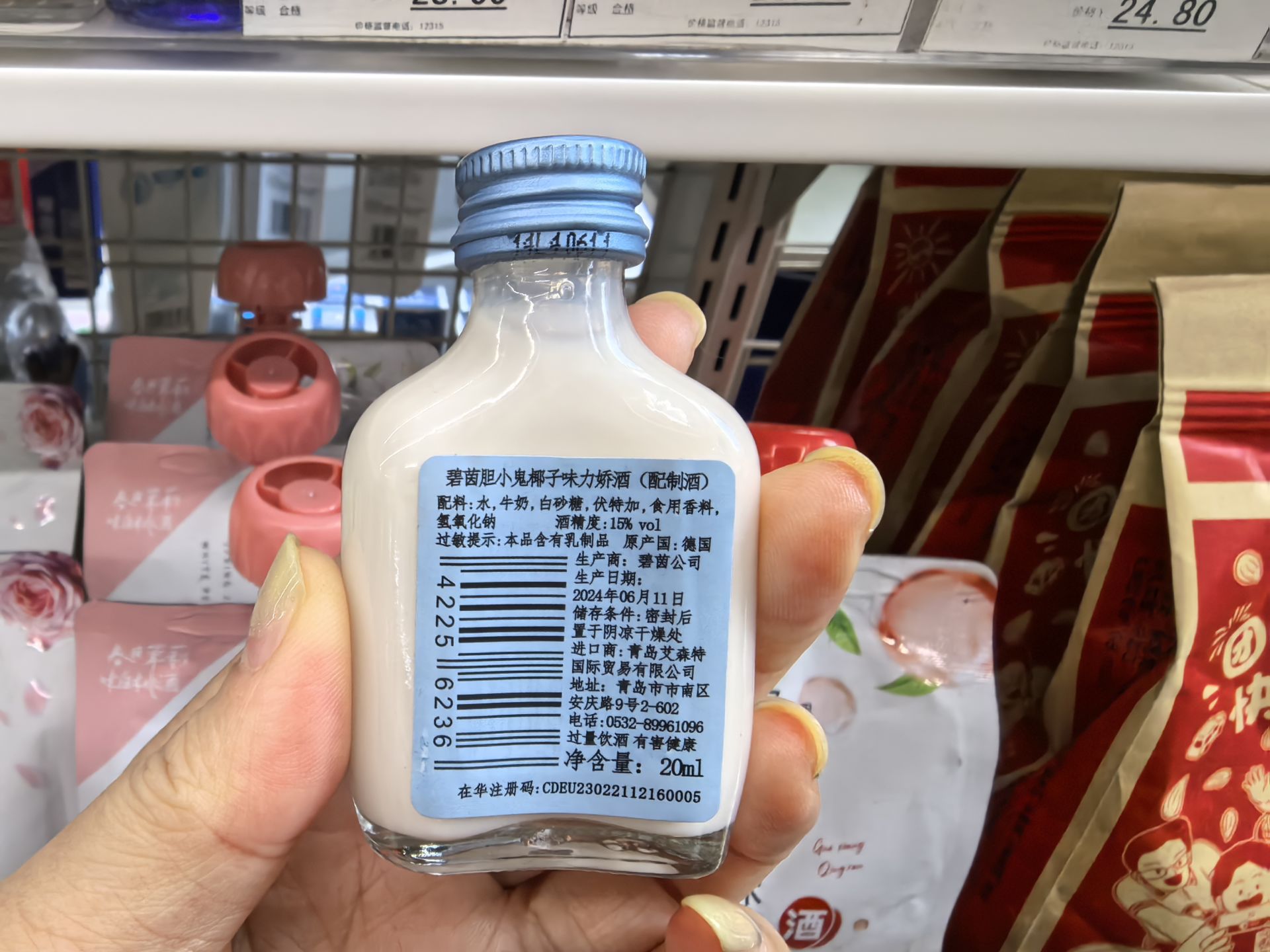 超市货架上售卖的小瓶酒，每经记者 温梦华 摄