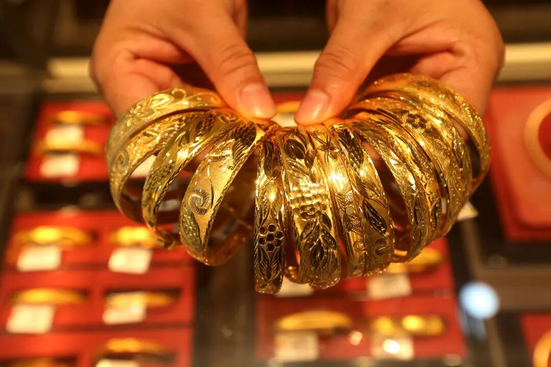 一家黄金店的店员在整理黄金饰品 新华社发(王春摄)