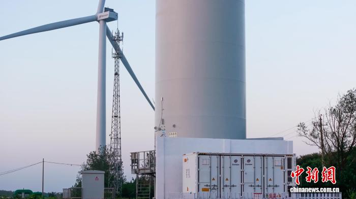 图为远景能源发布的伽利略AI风储一体机。(远景能源供图)