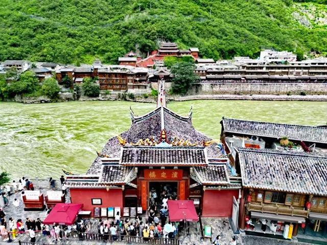 (泸定桥东桥头 孙俊杰摄)