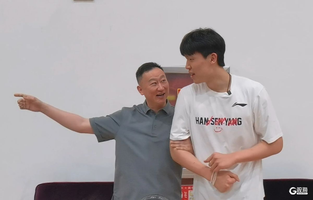 青岛男篮主帅刘维伟现场观战点评爱徒：相信小杨，他会越来越好！