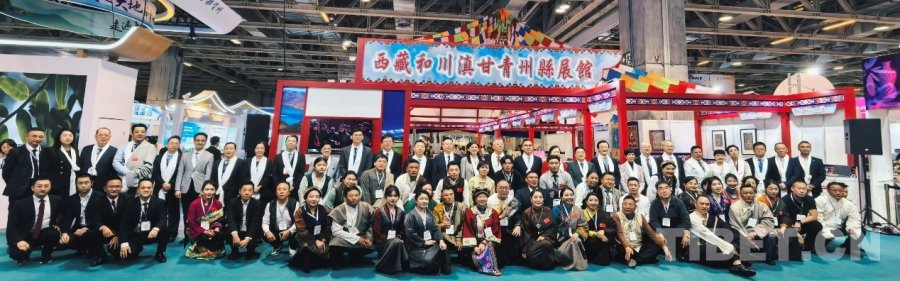图为参加展馆开幕式的主礼嘉宾与西藏和四省涉藏州县参展企业代表合影 中国（澳门）西藏文化经济发展促进会供图
