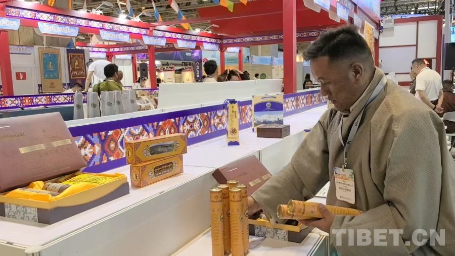 图为加央在布置展台 加央供图