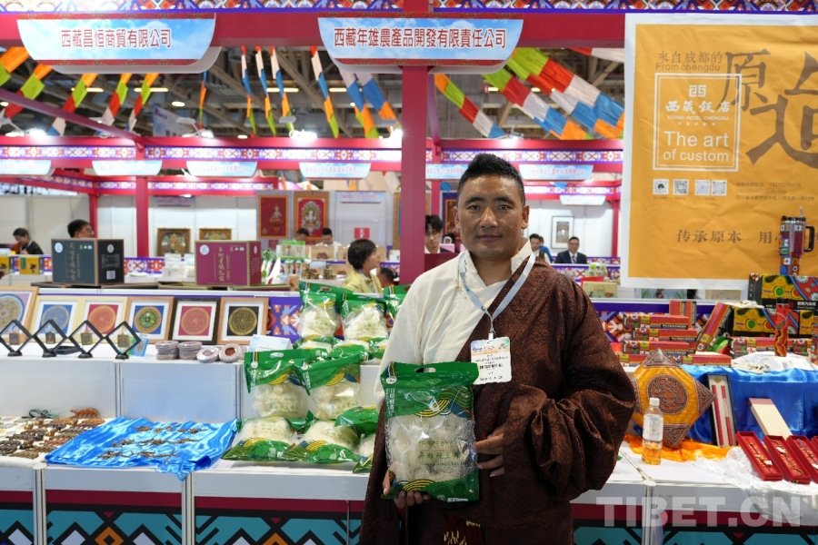 图为次多展示年雄豌豆粉条 摄影：杨柳青