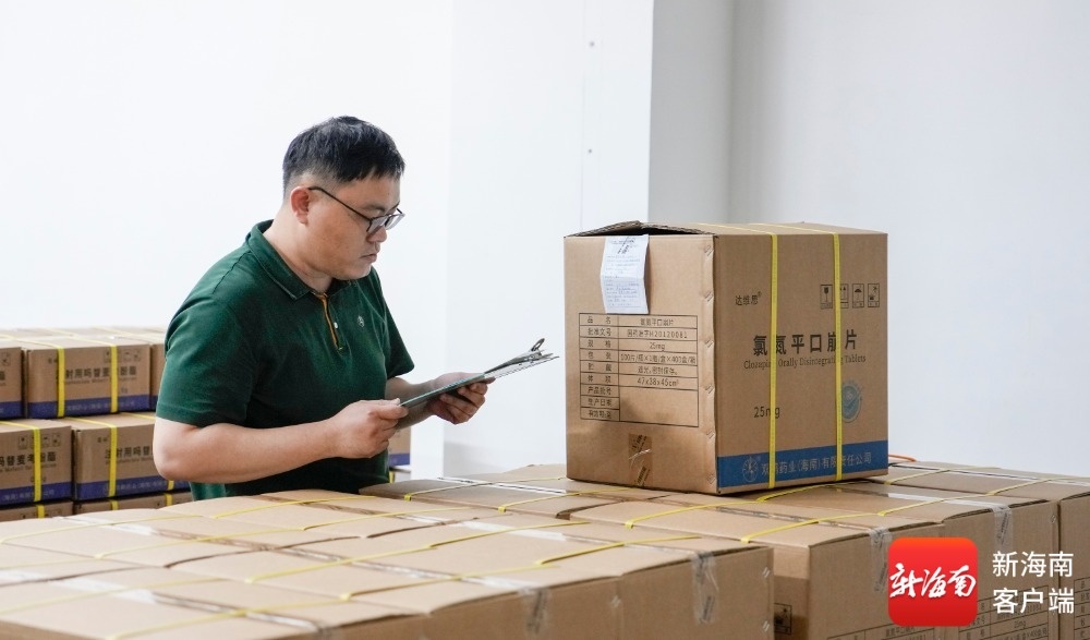 在海南双鹤的厂区内，工作人员正进行相关作业。记者 李昊 摄