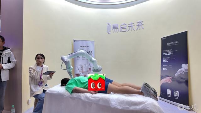 易启未来展台，观众现场体验。 舒抒 摄