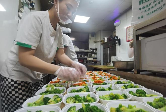 只做外卖不再“香”,平台却还扎堆布局,美团京东都说要开1万家