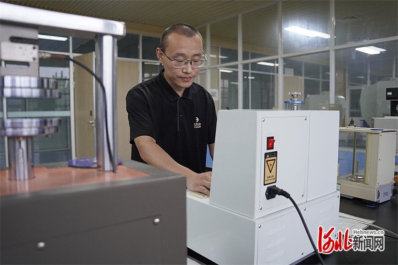 9月28日,河北亿利科技股份有限公司实验室内,工作人员对滤清器零部件进行检验。 河北日报记者 魏雨摄