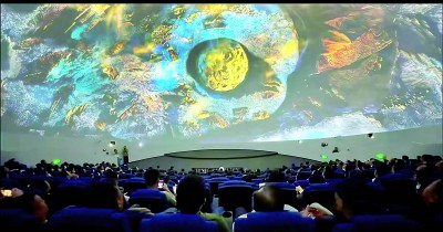 游客在太极武当球幕影院欣赏影片。资料图片