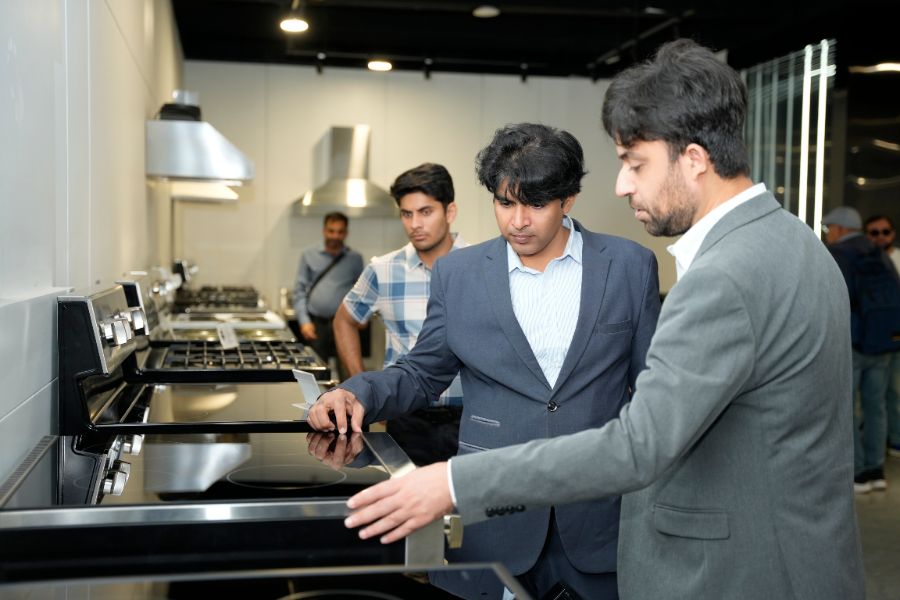 图为采购商在广东海新智能厨房股份有限公司体验智能橱柜产品