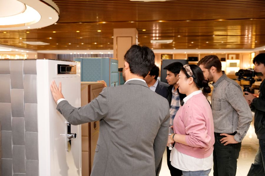 图为采购商在瑞丰源公司咨询产品