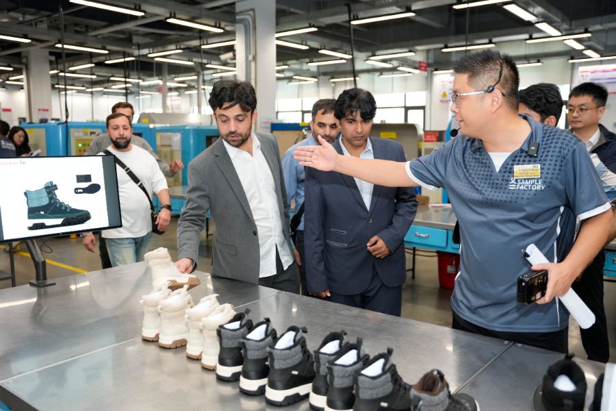 图为采购商在东莞葛天那鞋袋制造有限公司交谈