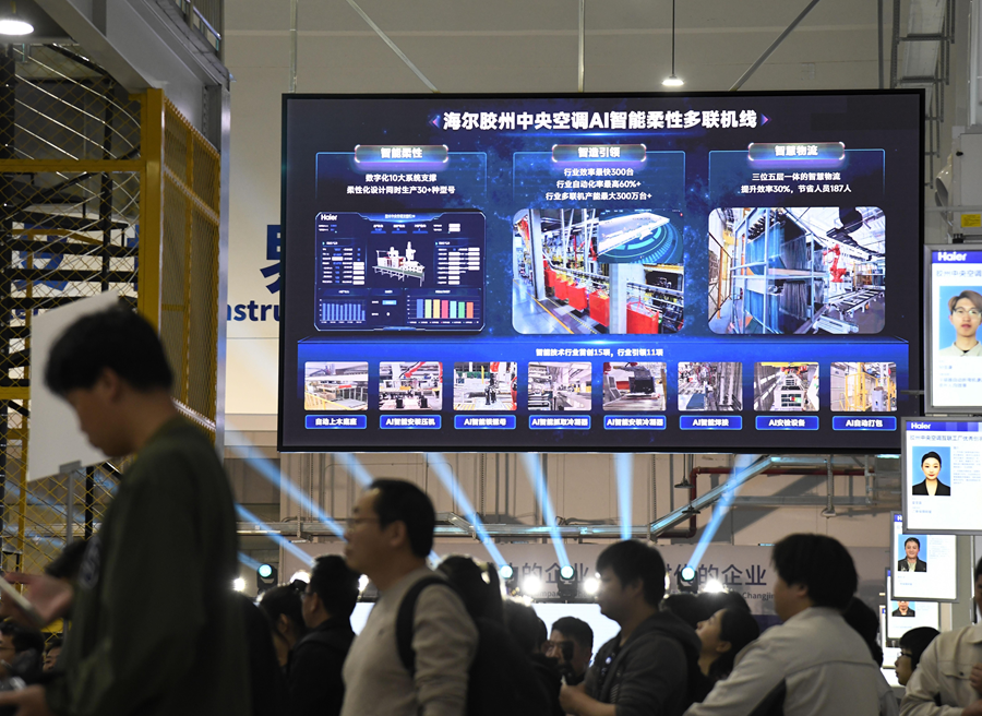 2025年4月17日,参观者在海尔AI赋能多联机互联工厂参观。新华社记者 李紫恒 摄