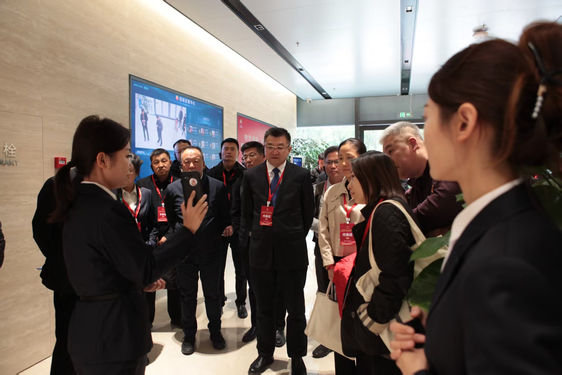 图为中国石油物资采购中心(招标中心)工作人员展示物联网技术应用。(资料图片)