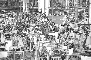 　　图为在位于重庆市两江新区的赛力斯汽车超级工厂拍摄的自动化生产作业现场（无人机照片）。新华社图文