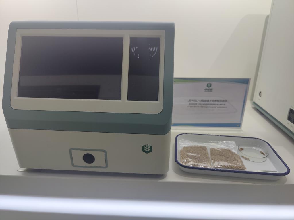 这是10月15日在中储粮成都储藏院内拍摄的JBWSL—M型粮食不完善粒检测仪。新华网 李然 摄
