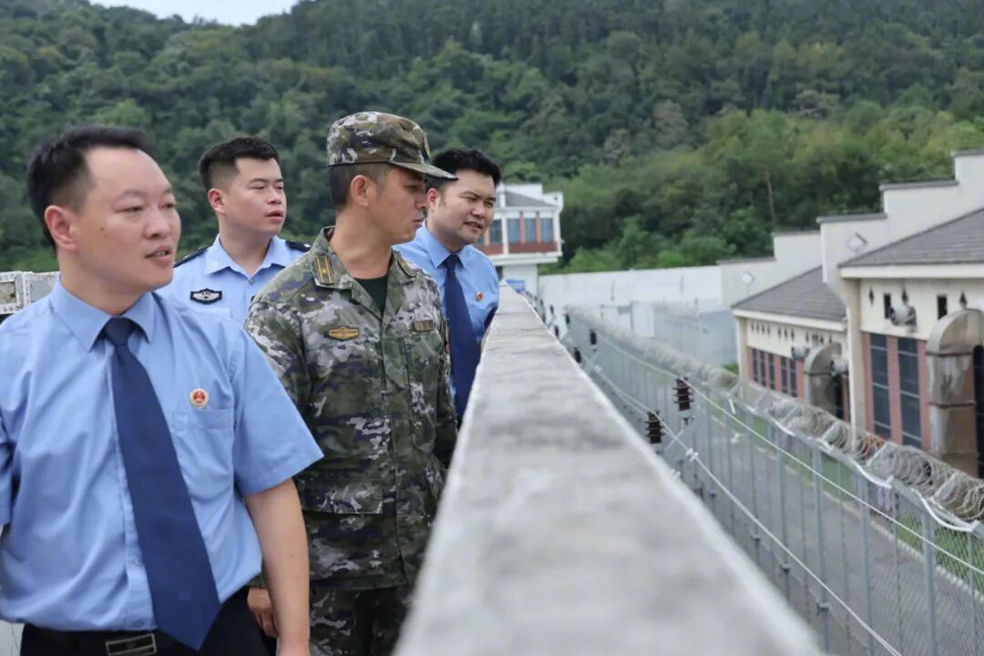 驻监检察室检察官与监狱干警和驻监武警官兵一起查看监区安全保卫工作。