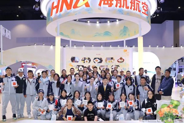 玉树的孩子们在新海航航空集团展厅参观互动