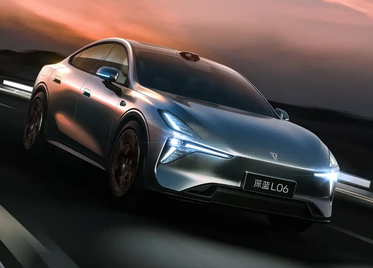 深蓝董事长邓承浩曝光 L06 车机地图，行业首次融合导航、驾驶辅助状态、场景重构、周边环境、路面状态等