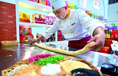厨师在第五届消博会天津馆制作桂发祥十八街麻花。新华社发