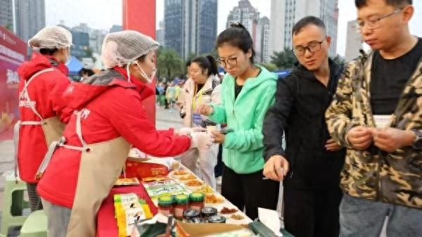 乌江榨菜亮相涪陵半马。涪陵榨菜集团供图