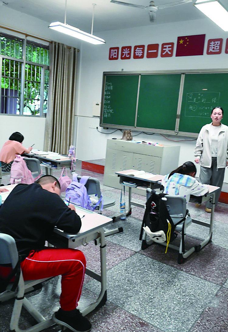 学生们正在教室里上课