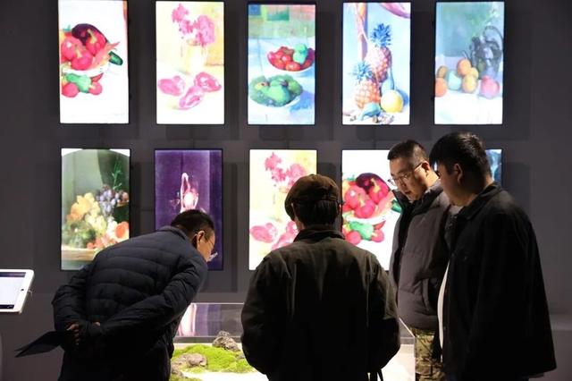 市民参观大都东南科技艺术展并与部分作品互动。吴江 摄