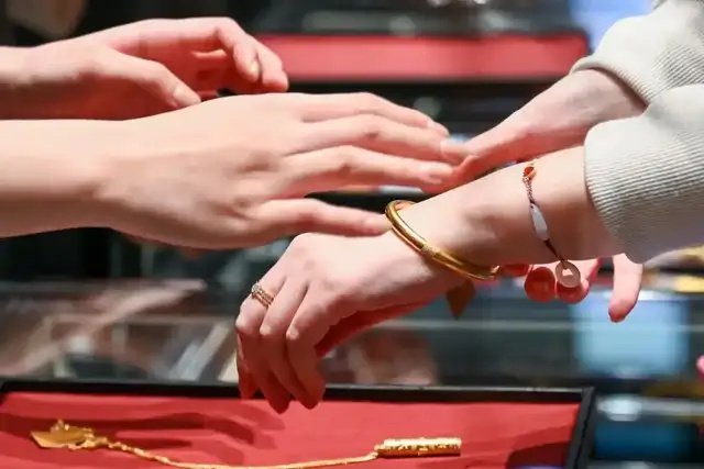 一件香囊飙涨7万多,1200亿老铺黄金猛提价