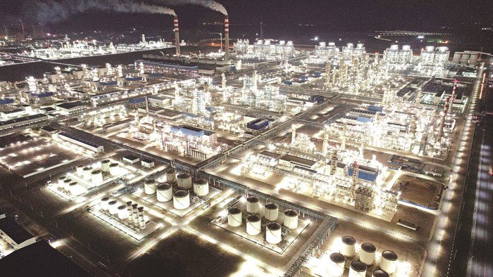 宁煤集团采用国宁炉建成的煤制油装置夜景。