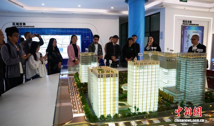 图为媒体记者参访中国—东盟地理信息与卫星应用产业园。中新网记者 黄艳梅 摄