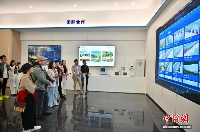 图为媒体记者参访捷佳润科技集团股份有限公司。俞靖 摄