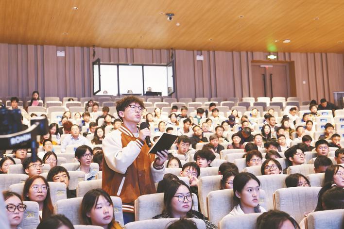 报告会现场,青年学子踊跃提问。