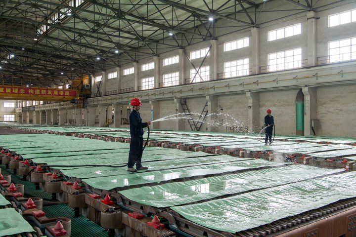 　　这是10月21日在白银有色集团股份有限公司铜业公司拍摄的电解车间现场。（蔡辰昊 摄）